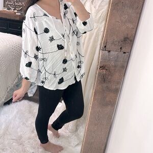 Ana & Rose Black and White Floral Embroidered Women's Top size XLarge